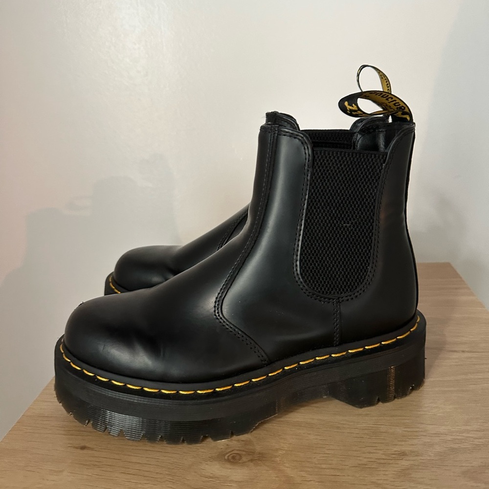 Dr. Martens 2976 PLATFORM
CHELSEA BOOTS